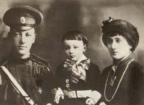 Н.С.Гумилев, Лев Гумилев, А.А.Ахматова. Царское Село. 1916 г.